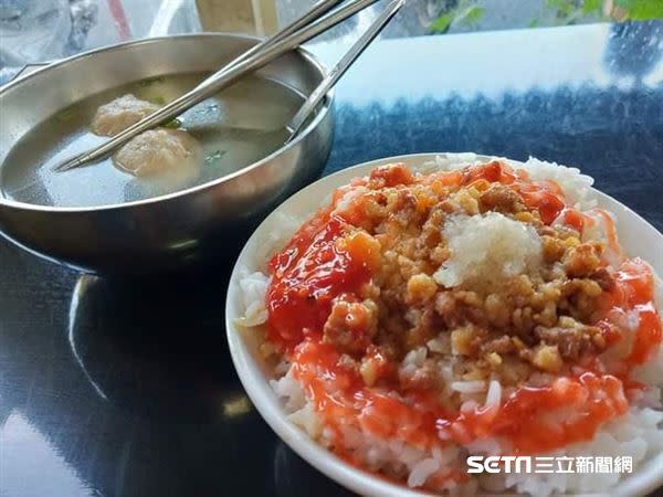 一碗肉燥飯和貢丸湯，總共才25元。（圖／網友Jon Chung授權提供）