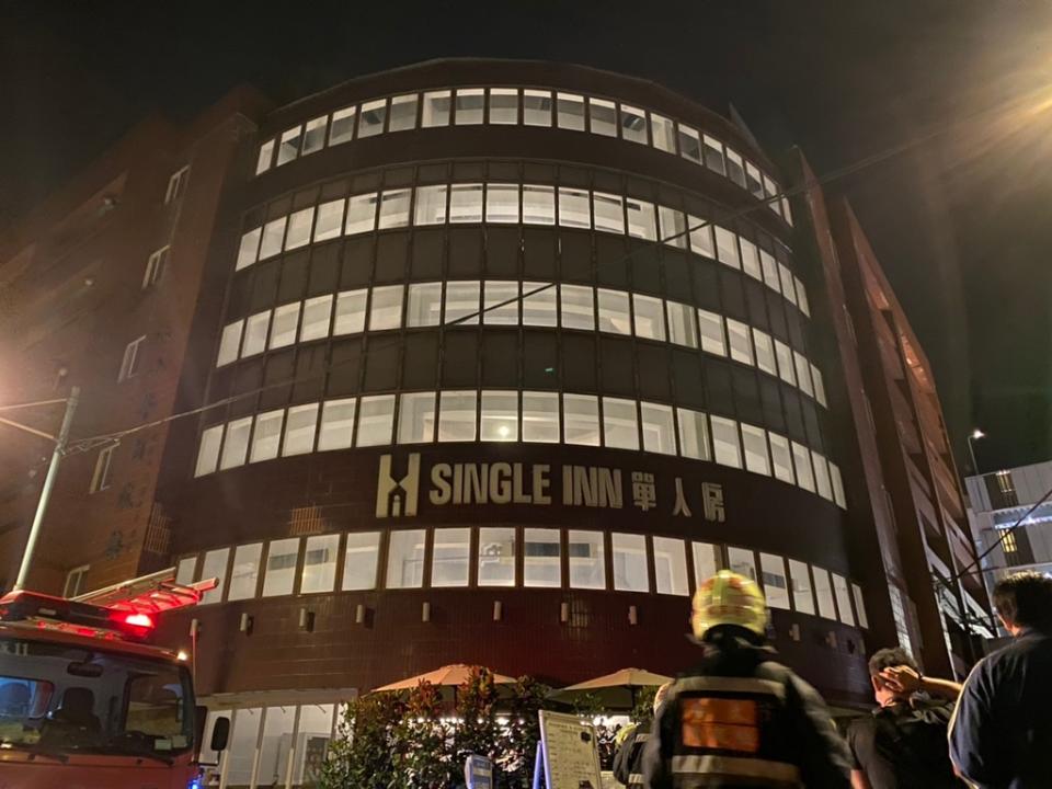 《圖說》新北市板橋區明德街「單人房」旅館今日凌晨約三點半傳火警。〈消防局提供〉