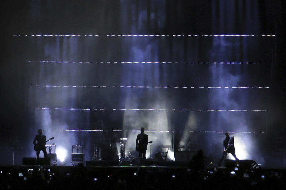 La banda estadounidense Interpol se presenta en un concierto gratuito en el Zócalo de la Ciudad de México el sábado 20 de abril de 2024. (Foto AP/Ginnette Riquelme)