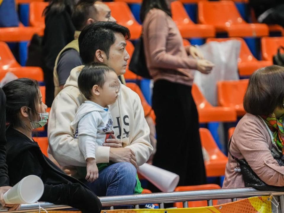 台北市長蔣萬安育有3子，利用假期帶妻兒到籃球場為長子加油。（圖：蔣萬安臉書）