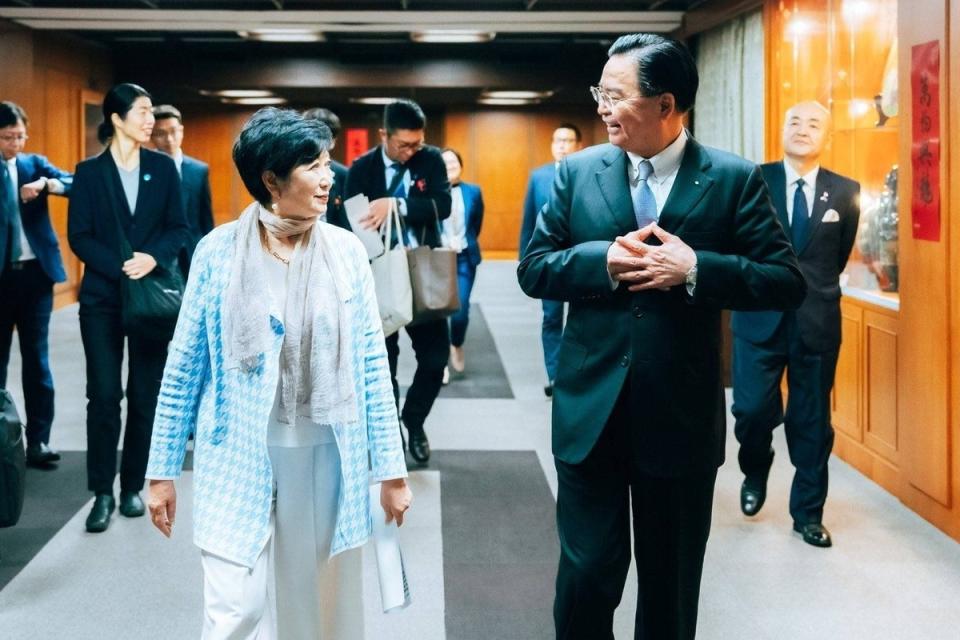 時任外交部長吳釗燮歡迎日本東京都知事小池百合子。   圖：外交部提供（資料照）。