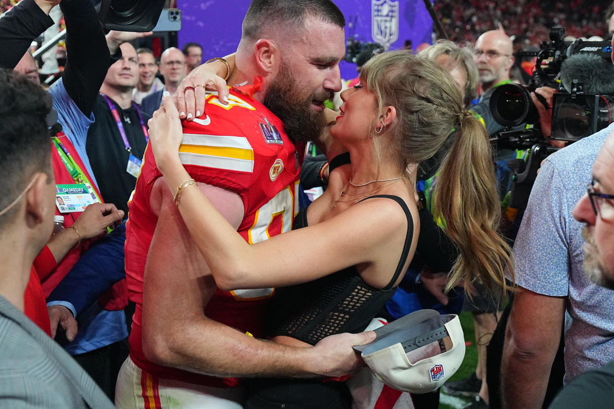 Travis Kelce kisses Taylor Swift 