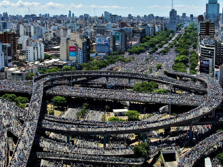 El cruce de la avenida 9 de Julio y la Autopista 25 de Mayo, colmado de personas