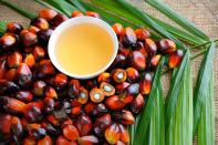<p>Neben Kokosöl weist auch Palmöl einen hohen Anteil an gesättigten Fettsäuren auf. Auch Sonnenblumenöl sollte nur in Maßen konsumiert werden, denn es enthält rund 120-mal mehr Omega-6-Fettsäuren als Omega-3-Fettsäuren. Die bessere Wahl sind pflanzliche Öle mit vielen ungesättigten Fettsäuren wie etwa Raps- oder Olivenöl, Leinöl ist ein guter Omega-3-Lieferant. (Bild: iStock/slpu9945)</p> 