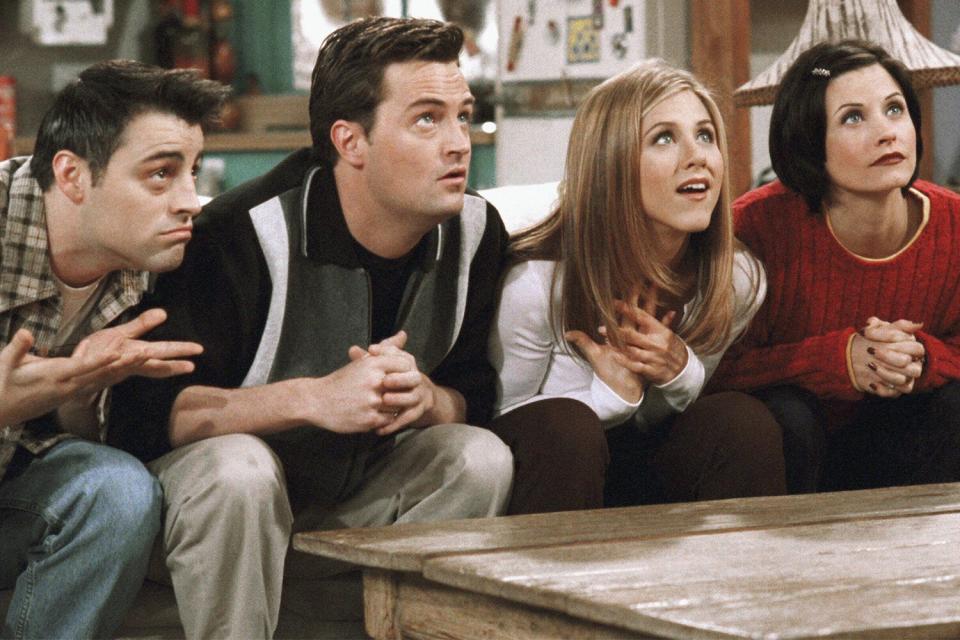 Amigos -- "El de los embriones"  -- Episodio 12 -- Emitido el 15/1/1998 -- En la foto: (de izquierda a derecha) Matt LeBlanc como Joey Tribbiani, Matthew Perry como Chandler Pink, Jennifer Aniston como Rachel Green, Courteney Cox como Monica Keller (Foto vía NBCU Photo Bank/ Getty Imágenes (a través de NBC Universal)