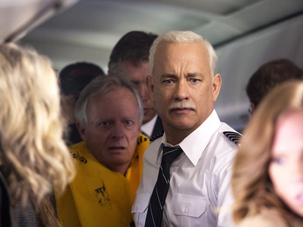 "Sully": Kapitän Sullenberger (Tom Hanks, M.) hilft selbst, alle Passagiere aus einer notgewässerten Maschine zu evakuieren. (Bild: ZDF/Keith Bernstein)