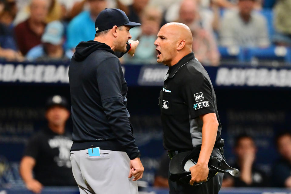 Aaron Boone, manager de los New York Yankees, es conocido por sus duelos verbales con los ampayers. En este caso discute con Vic Carapazza en un partido ante los Tampa Bay Rays. (Foto: Julio Aguilar/Getty Images)