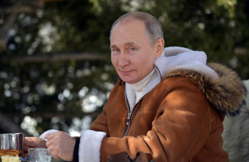 Le président russe Vladimir Poutine sourit pendant des vacances dans la taïga sibérienne, Russie le 21 mars 2021. Spoutnik/Alexei Druzhinin/Kremlin via REUTERS ATTENTION ÉDITEURS - CETTE IMAGE A ÉTÉ FOURNIE PAR UN TIERS.