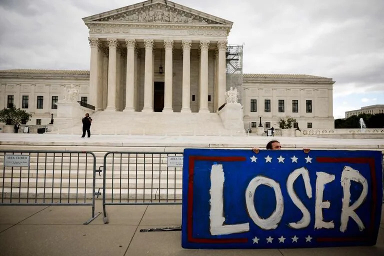 Un manifestante anti-Trump se sienta fuera de la Corte Suprema de Estados Unidos el 01 de julio de 2024 en Washington, DC. 