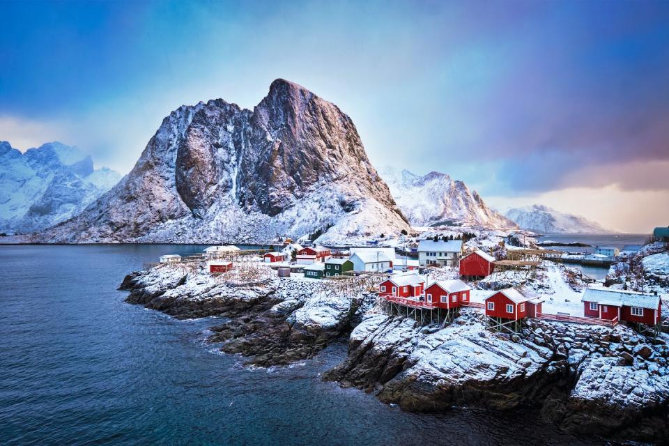 Lofoten, Noruega, está más allá del Círculo Polar Ártico, pero la mayoría de los días están por encima del punto de congelación incluso en pleno invierno. En relación con la latitud, es uno de los lugares más cálidos del mundo. Dmitry Rukhlenko / shutterstock