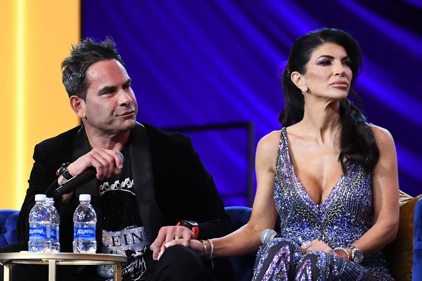 Teresa Giudice puts her hand on Luis Ruelas's lap.