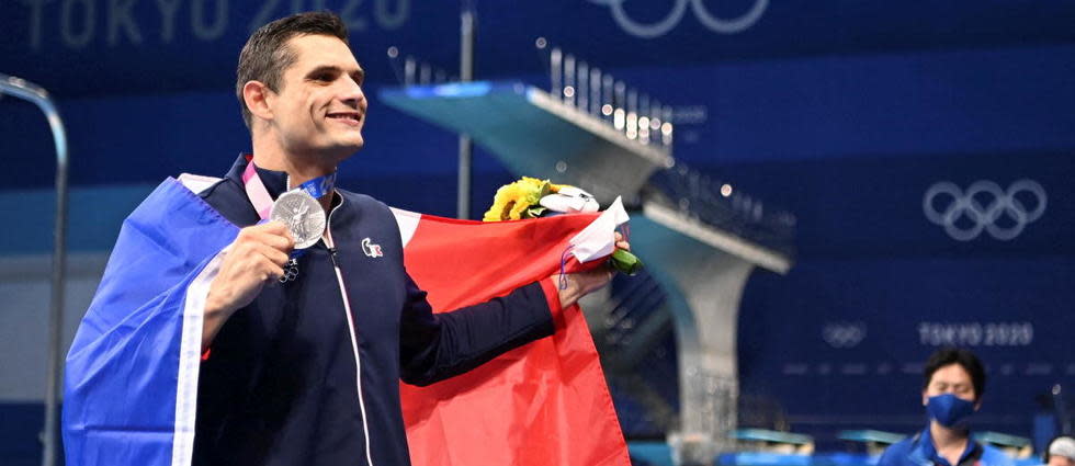 Florent Manaudou célèbre sa médaille d'argent décroché sur le 50 mètres nage libre à Tokyo.
