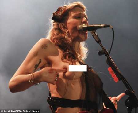 
        美國搖滾歌手寇特妮‧樂芙　脫序演出「戳奶上空秀」
      