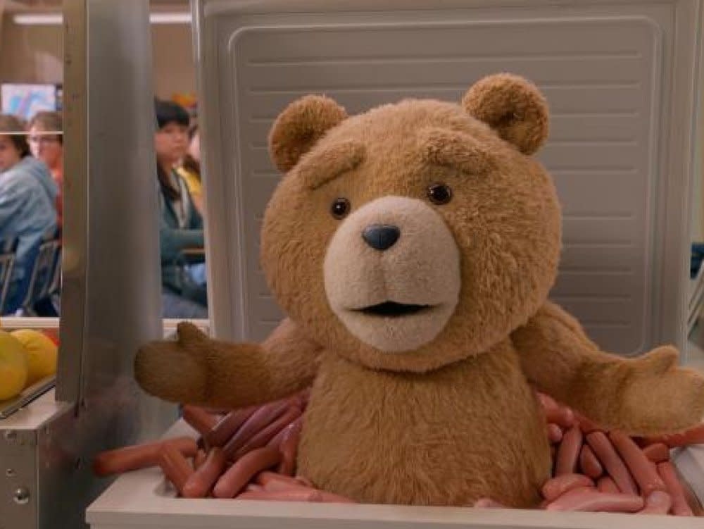 "Ted: Schulanfang": Der rüpelhafte Teddybär sorgt für Ärger an der Highschool. (Bild: 2024 Universal Content Productions LLC and MRC II Distribution Company LP)