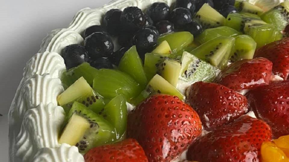 蛋糕上新鮮水果的繽紛色彩，讓人看了食慾大增。(圖／臉書社團「Costco好市多 商品經驗老實說」)