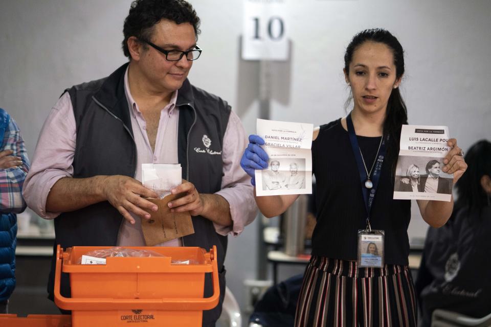 Un voto anulado es mostrado por una oficial electoral uruguaya durante un segundo escrutinio de votos anulados y observados tras el balotaje presidencial en Montevideo, Uruguay, el martes 26 de noviembre de 2019. (AP Foto/Matilde Campodonico)