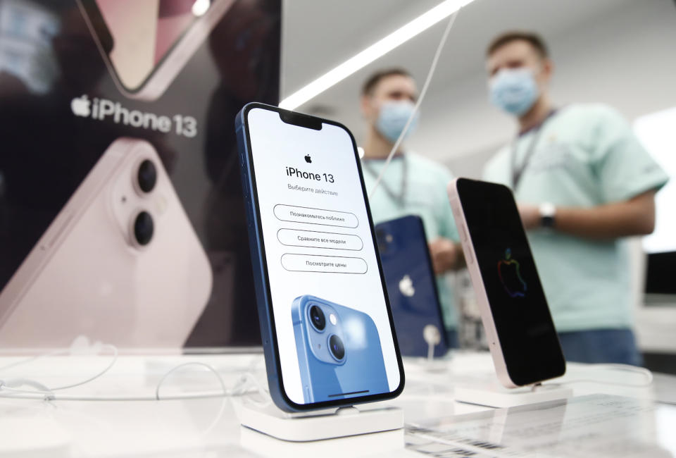 MOSCOW, RUSSIA - SEPTEMBER 24, 2021: New Apple iPhone 13 smartphones on display in the re:Store shop. The iPhone 13 went on sale in Russia on 24 September. Artyom Geodakyan/TASS (Photo by Artyom Geodakyan\TASS via Getty Images)