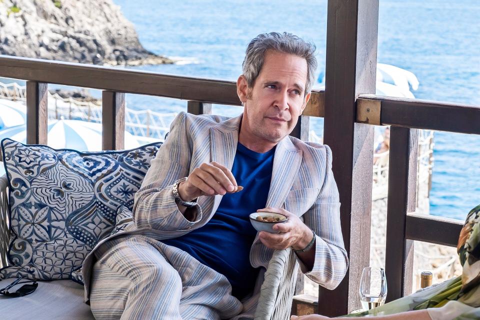 USA. Tom Hollander in the (C)HBO Max  series: The White Lotus - season 2 (2022). Plot: Set in a tropical resort, it follows the exploits of various guests and employees over the span of a week.   Ref:  LMK106-J8411-290922 Supplied by LMKMEDIA. Editorial Only. Landmark Media is not the copyright owner of these Film or TV stills but provides a service only for recognised Media outlets. pictures@lmkmedia.com