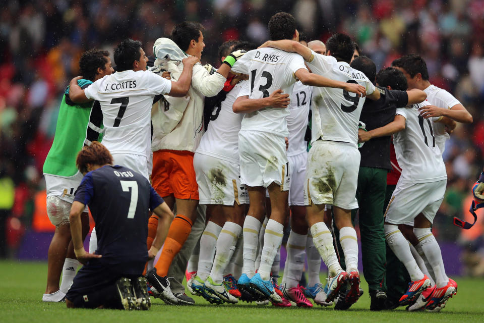 LONDON, ENGLAND - AUGUST 07: Mexico players celebrate after beating Japan during the Men's Football Semi Final match between Mexico and Japan, on Day 11 of the London 2012 Olympic Games at Wembley Stadium on August 7, 2012 in London, England. (Photo by Jeff J Mitchell/Getty Images)