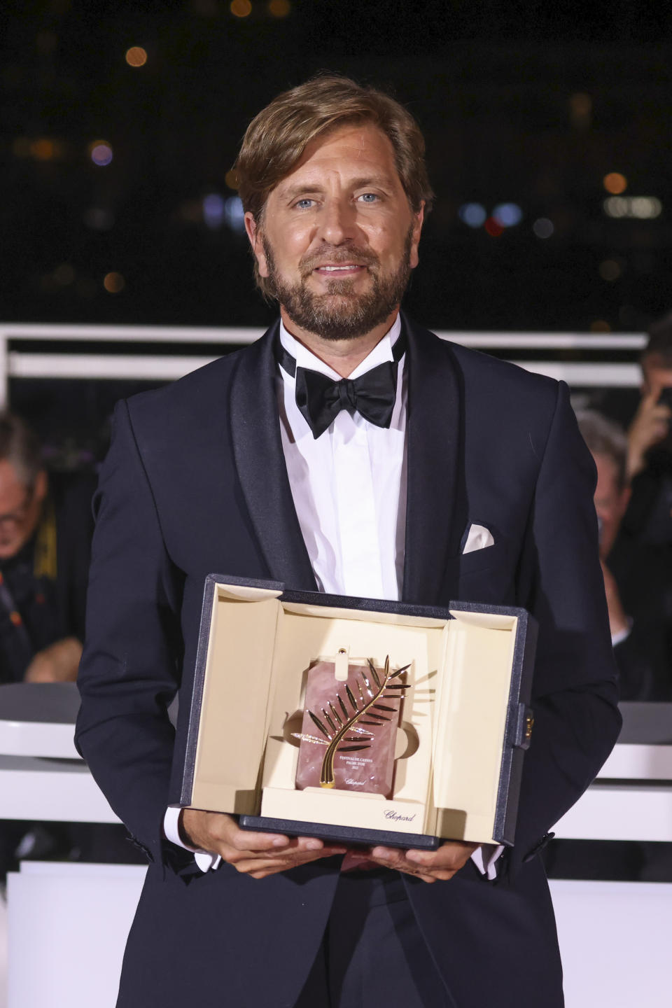 El guionista y director Ruben Ostlund posa tras ganar la Palma de Oro por “Triangle of Sadness” (“Triángulo de la tristeza”) en la 75ª edición del Festival de cine de Cannes en Francia el sábado 28 de mayo de 2022. (Foto Vianney Le Caer/Invision/AP)