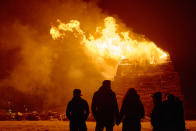 <p>Am Strand von Den Haag wird jährlich das weltweit größte Neujahrsfeuer abgebrannt. Im Januar 2018 etwa erreichte der Holzturm eine Höhe von fast 30 Metern. Auch das kommende Feuer dürfte weithin leuchten. Immerhin halten die Fischer des Stadtbezirks Duindorp einen Weltrekord und den gilt es zu verteidigen. (Bild: Pierre Crom/Getty Images) </p>