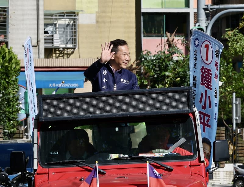 競選立委失利　鍾小平謝票 總統暨立委選舉落幕，國民黨台北市第5選區立委候 選人鍾小平（圖）競選失利，14日在萬華掃街謝票， 感謝選民投票支持。 中央社記者張皓安攝　113年1月14日 