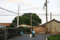 Jhang Hong-si and his family take a stroll in Yunlin