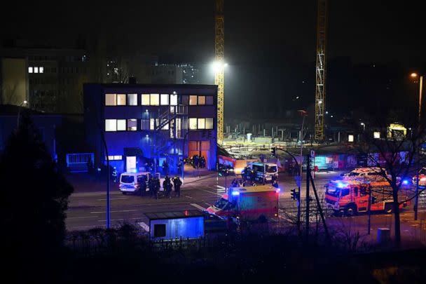 BILD: Bewaffnete Polizei und Rettungsdienste in der Nähe des Schauplatzes einer Schießerei in Hamburg, Deutschland, am 9. März 2023, nachdem eine oder mehrere Personen das Feuer in einer Kirche eröffnet hatten.  (Jonas Walzberg/AP)