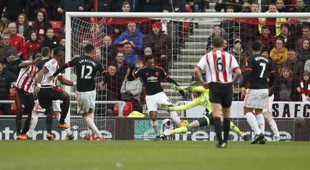 Football Soccer - Sunderland v Manchester United - Barclays Premier League - Stadium of Light - 13/2/16 Lamine Kone scores the second goal for Sunderland as Manchester United's David de Gea attempts save Action Images via Reuters / Lee Smith Livepic