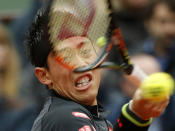 Der japanische Tennisspieler Kei Nishikori während eines Ballwechsels bei den French Open in Paris. Nishikori verlor gegen den Franzosen Richard Gasquet und schied damit aus dem Turnier aus. (Bild: AP Photo/Alastair Grant)