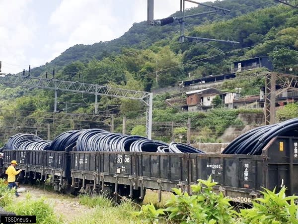 瑞芳區公所及碩仁里里長向台鐵租用台車解決運送管線材料的難題。（圖：新北市水利局提供）