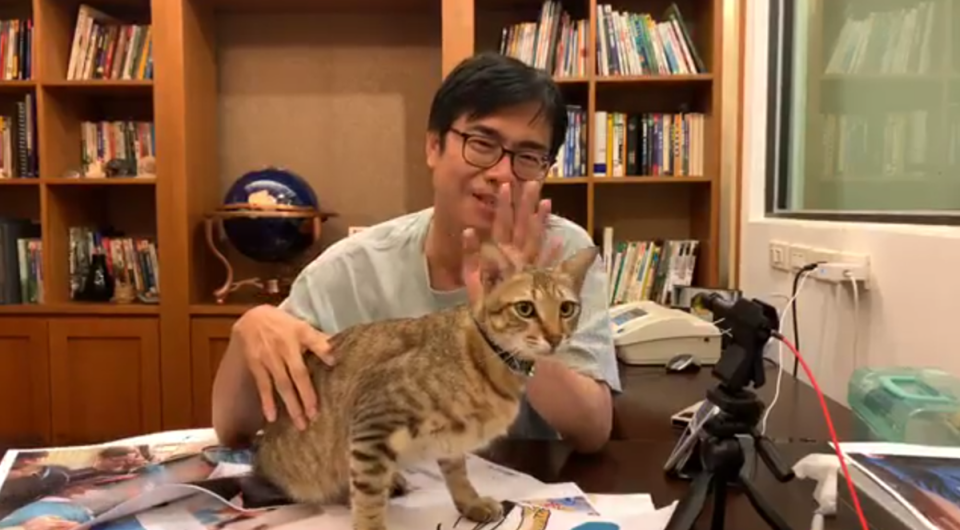 陳其邁帶著愛貓小米直播聊高雄，吸引萬人同時上線收看。（翻攝陳其邁臉書）
