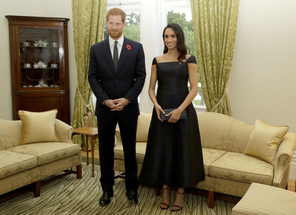 <p>La ahora duquesa de Sussex ha vestido de negro en 13 ocasiones. Aquí la vemos esperando al primer ministro de Nueva Zelanda junto a su marido. (Foto: Gtres). </p>