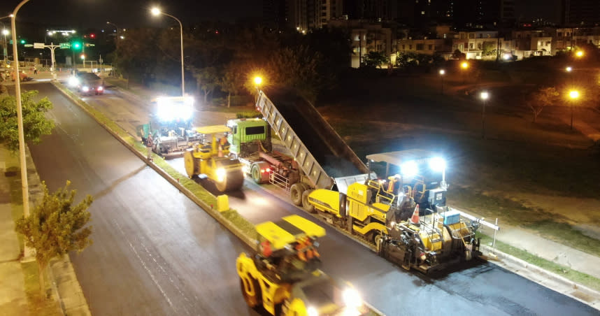 電動車免徵燃料費與牌照稅，減徵結果衝擊道路養護經費，許多駛駛人也因而受害，立委林俊憲斥責養護單位不該迴避責任，拿電動車作當行政怠惰的藉口。圖與本文無關。（圖／桃園市政府工務局提供）