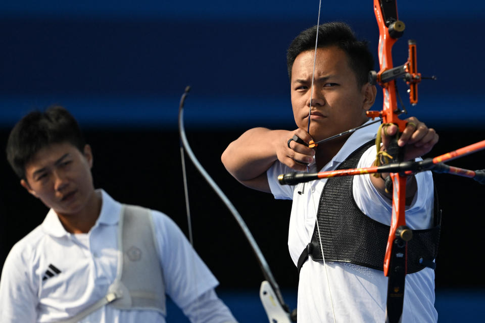 戴宇軒(圖右)在巴黎奧運射箭混雙項目止步16強。(Photo by Punit PARANJPE / AFP) (Photo by PUNIT PARANJPE/AFP via Getty Images)