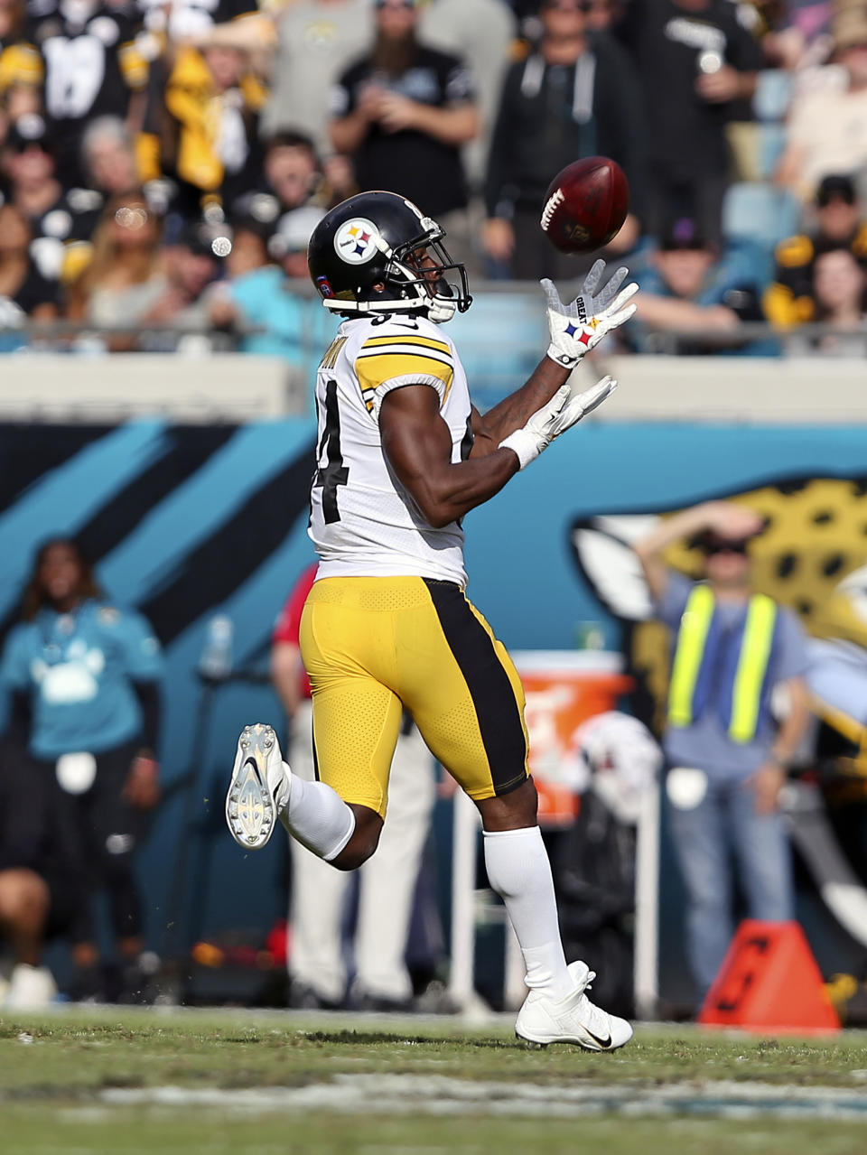 Pittsburgh Steelers wide receiver Antonio Brown catches a pass of a 78-yard touchdown against the Jacksonville Jaguars during the second half of an NFL football game, Sunday, Nov. 18, 2018, in Jacksonville, Fla. (AP Photo/Gary McCullough)