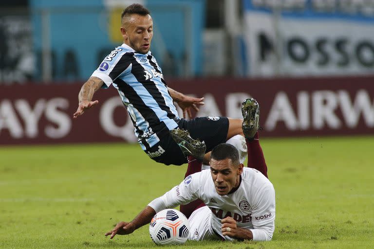 Jose Sand of Argentina's Lanus, right, and Rafinha of Brazil's Gremio battle for the ball during a Copa Sudamericana soccer match in Porto Alegre, Brazil, Thursday, May 13, 2021. (Silvio Avila/Pool via AP)