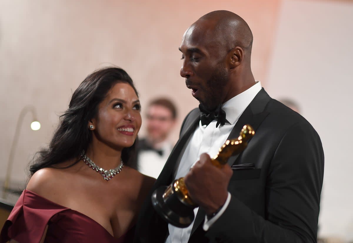 Kobe Bryant (R) holds an oscar beside his wife Vanessa Laine Bryant during the 90th Annual Academy Awards on March 4, 2018, in Hollywood, California. (AFP via Getty Images)