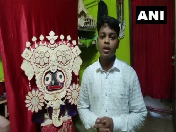 Biswajit Nayak with his miniature statue of Gajanana Besha of Lord Jagannath. (Photo/ANI)