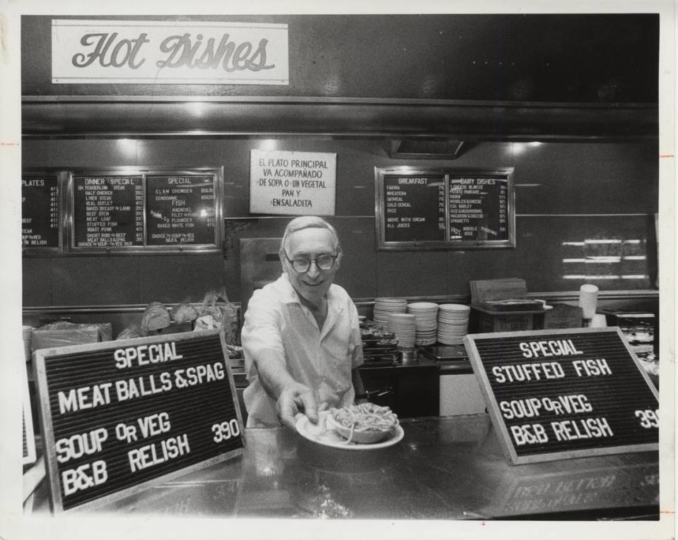 Henry Dreyfuss, a server, at the steam table in the Concord Cafeteria in 1982. Michel duCille/Miami Herald File