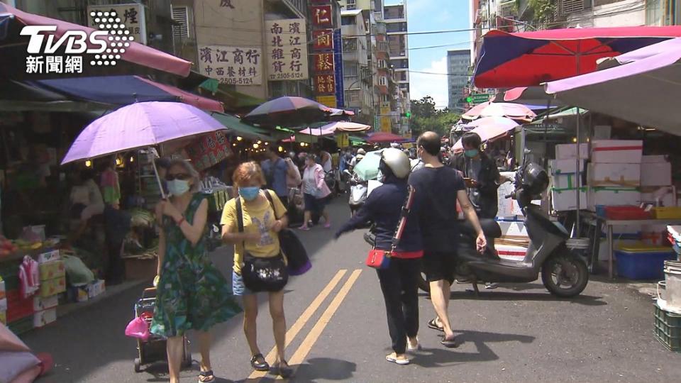 近期許多民眾因悶太久，紛紛出門逛街。（示意圖／TVBS）