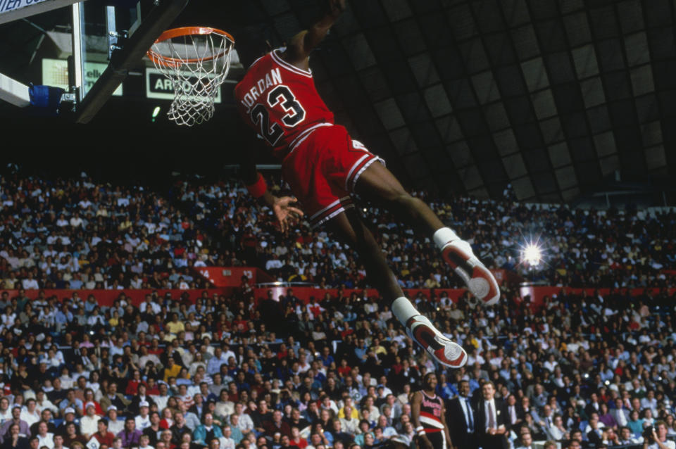 Después de tres temporadas de amplio dominio de los Chicago Bulls ganando tres campeonatos consecutivos de la NBA, Michael Jordan, el jugador más importante en la historia del baloncesto, anunció su retiro en 1993. (Foto: Getty Images)