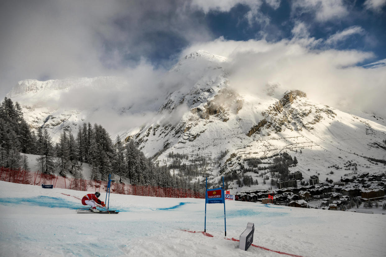 Alors que les Alpes françaises ont obtenu l’organisation des Jeux olympiques d’hiver en 2030, la question du coût environnemental de la compétition se pose, notamment en ce qui concerne la neige (photo d’illustration prise à Val-d’Isère en décembre 2022).