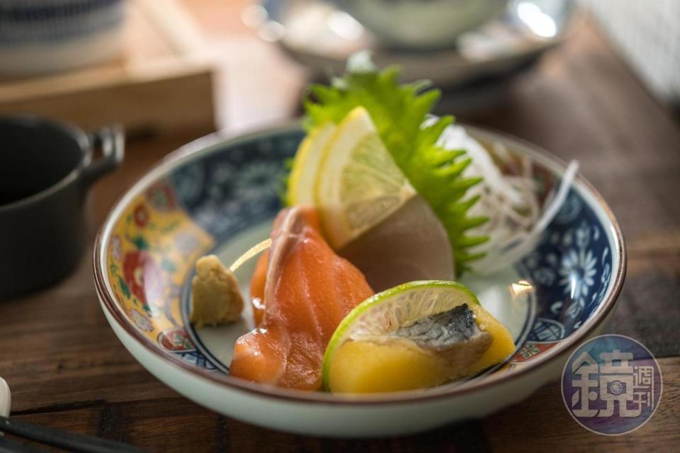 「刺身」會依當令魚貨出餐，這天吃到鮭魚、鯡魚。（900元套餐菜色）