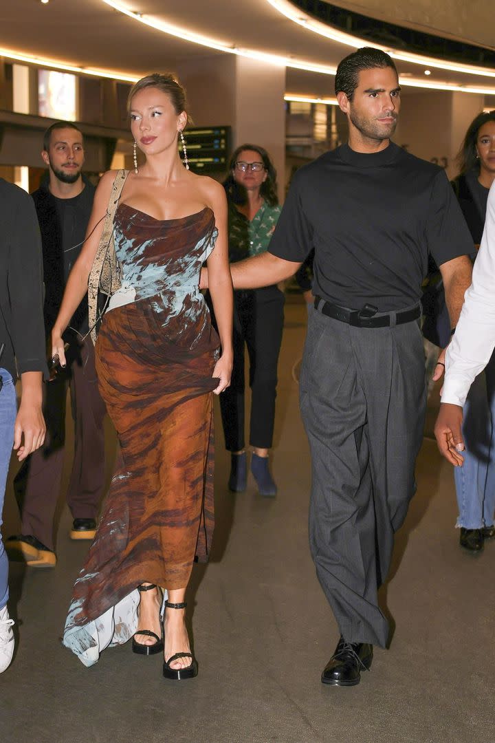 La pareja llegó a la premiere y arrasó con todas las miradas. Mientras él  optó por un atuendo que mezcló prendas formales y básicas, ella deslumbró con un vestido de Vivienne Westwood  