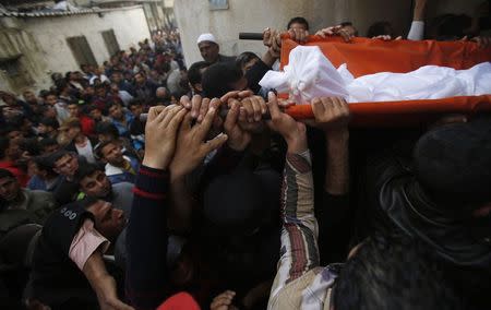 Mourners carry the body of Palestinian fisherman Tawfiq Abu Reyala, 34, whom medics said was killed by Israeli navy, during his funeral at Shatti refugee camp in Gaza City March 7, 2015. REUTERS/Suhaib Salem