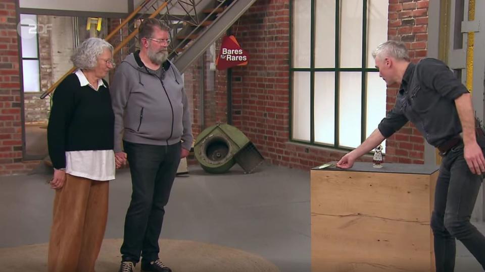 Christian Vechtel (rechts) bekam die Figur für 300 Euro. Pauritsch gratulierte seinem Kollegen: "Die ist bestimmt sehr rar." (Bild: ZDF)