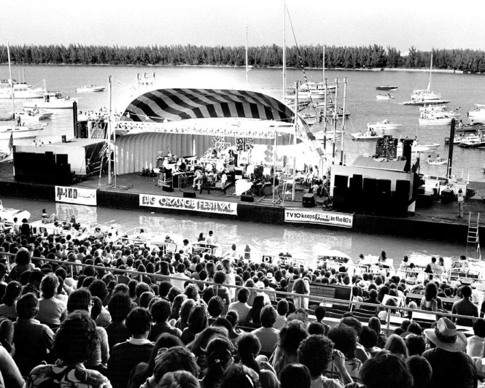 Una foto del Miami Marine Stadium con una presentación en su escenario flotante en la década de 1980.