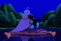 Aladdín y Jasmín habrían muerto durante su romántico viaje en la alfombra mágica. Y es que al volar tan rápido, la pareja habría sido desintegrada por la fuerza de arrastre y el calor. (Foto: Walt Disney Pictures).