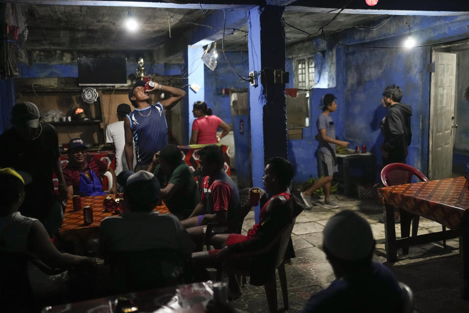 Los clientes se reúnen en un bar en la isla Gardi Sugdub, parte del archipiélago de San Blas frente a la costa caribeña de Panamá, el sábado 25 de mayo de 2024. Debido al aumento del nivel del mar, unas 300 familias indígenas Guna se trasladarán a nuevas casas construidas por el gobierno, en el continente. (Foto AP/Matías Delacroix)